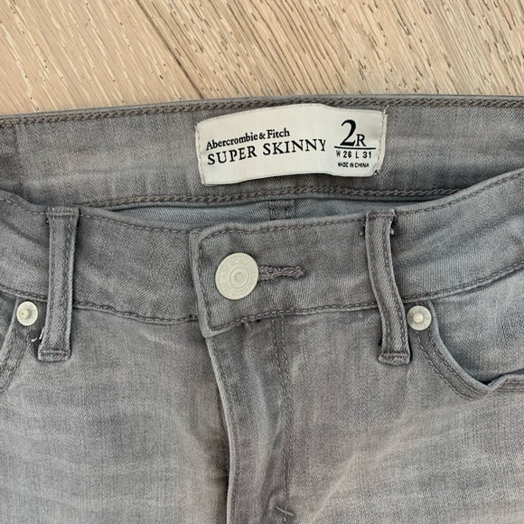 ABERCROMBIE GRAY SKINNY JEANS - Picture 2 of 2